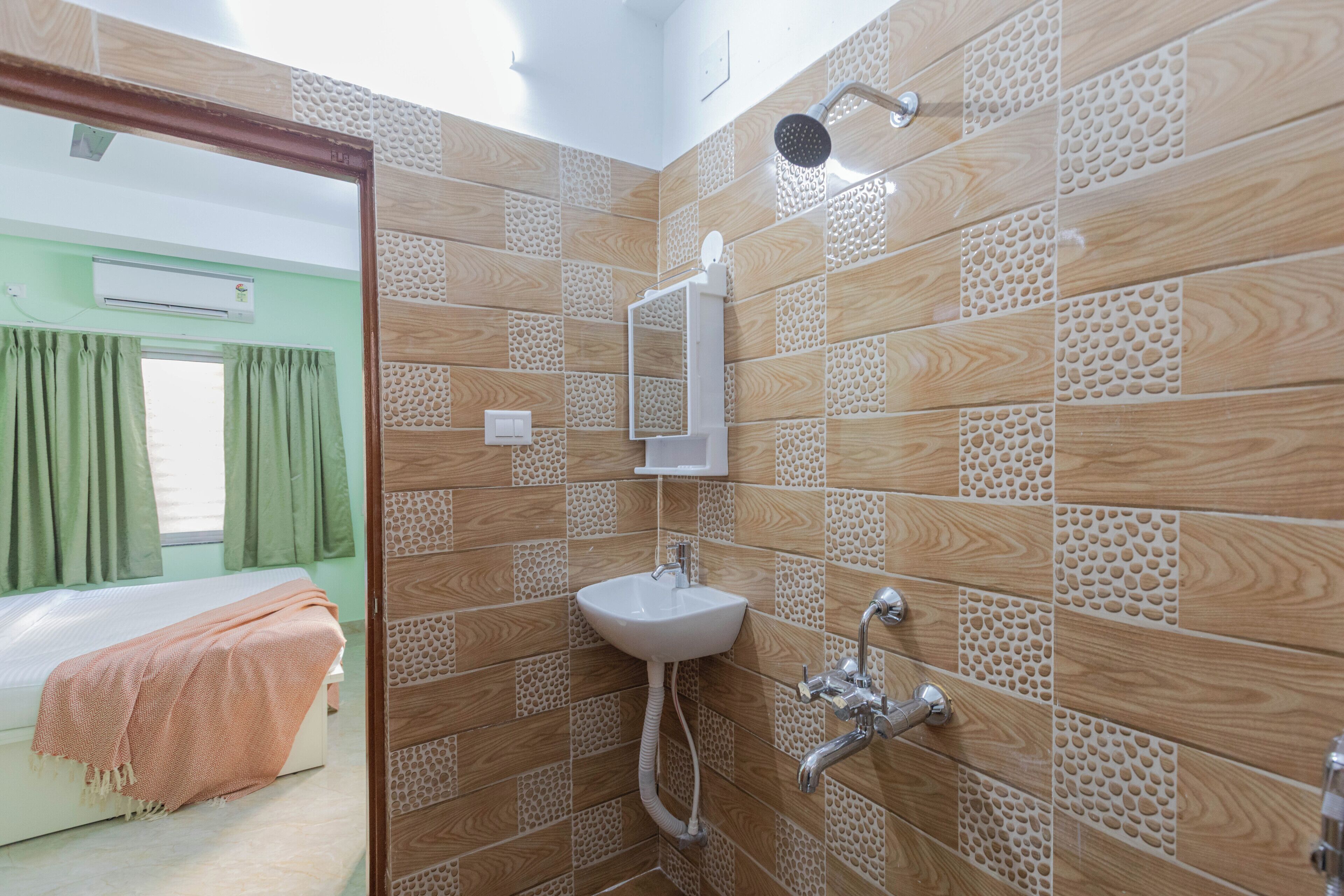 Apartment (2 Bedrooms) | Bathroom | Shower, towels