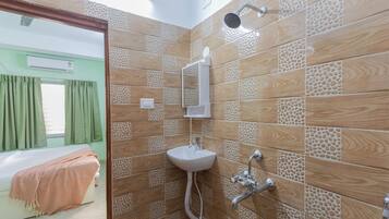 Apartment (2 Bedrooms) | Bathroom | Shower, towels