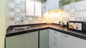 อพาร์ทเมนท์ (2 Bedrooms) | ครัวส่วนตัว | ไมโครเวฟ, กาต้มน้ำไฟฟ้า, เครื่องครัว/จาน/ช้อนส้อม