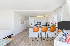 Microwave, oven, stovetop, dishwasher - Cayucos Studio by Pier | Steps to the Pier/Beach (Cayucos)