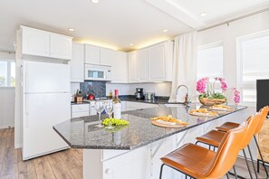 Fridge, microwave, oven, stovetop - Cayucos Studio by Pier | Steps to the Pier/Beach (Cayucos)