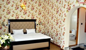 Desk, free WiFi - Hotel Winsum Hill Solan (Solan)