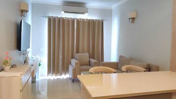 Apartemen Mewah | Area keluarga | Televisi layar datar 32-inci dengan saluran TV kabel
