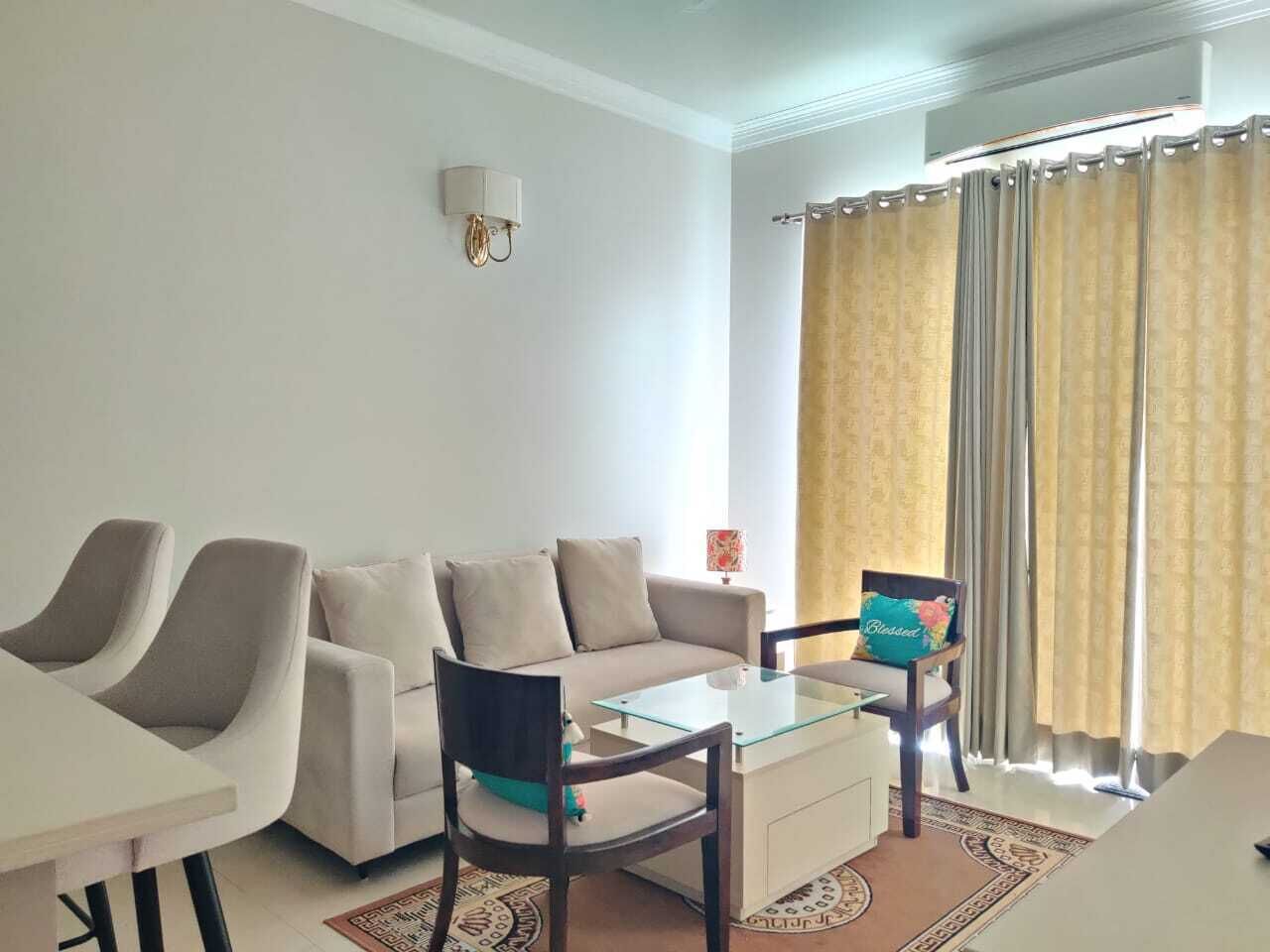 Luksus-lejlighed | Opholdsområde | 32-tommers fladskærms-tv med kabelkanaler