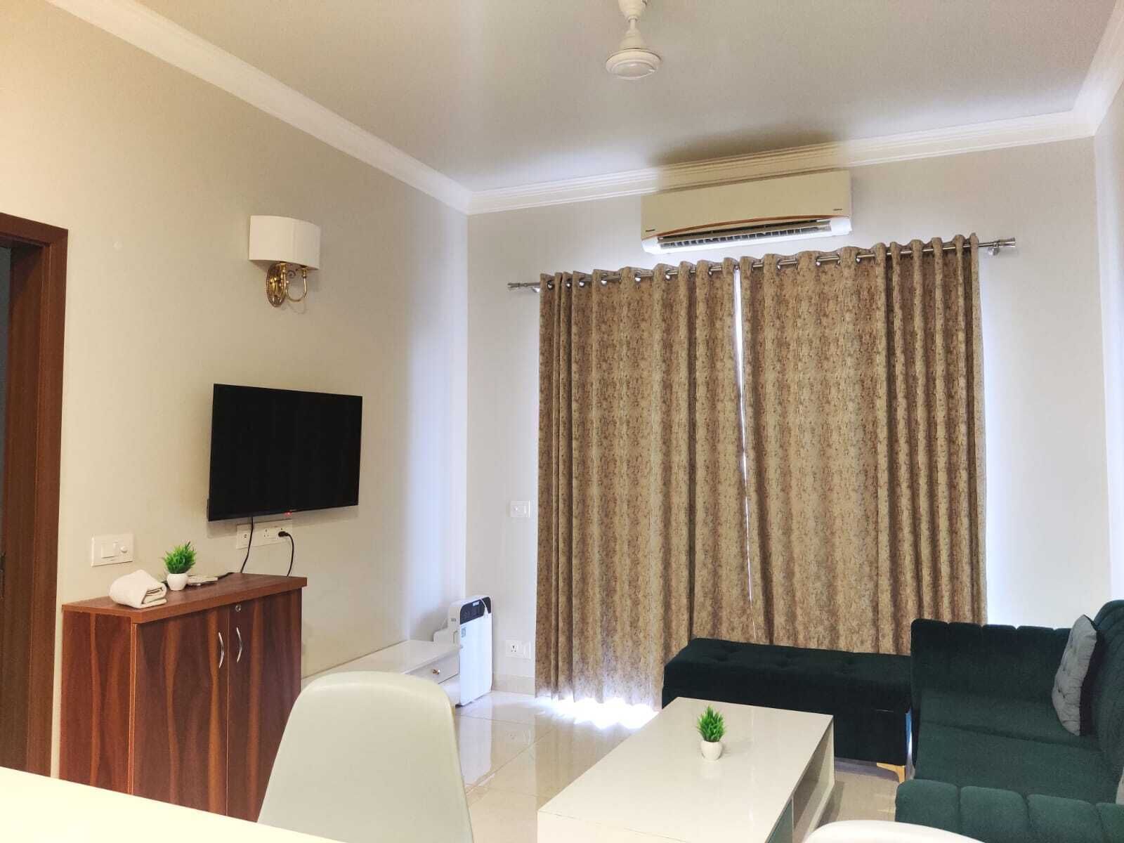 Apartamento superluxo | Área de estar | TV de tela plana 32 polegadas com canais a cabo