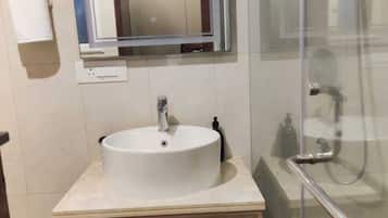 Luxury-Apartment | Badezimmer | Kostenlose Toilettenartikel, Handtücher, Seife, Shampoo