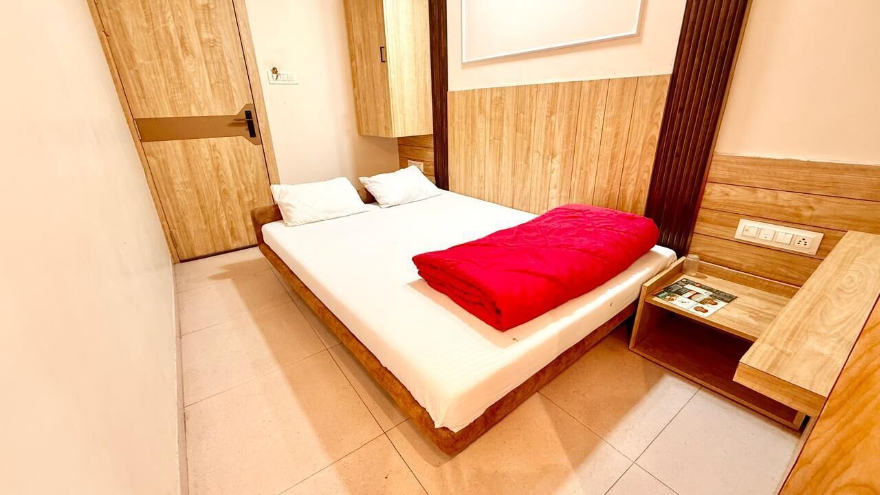 Premium bedding, desk, laptop workspace, soundproofing