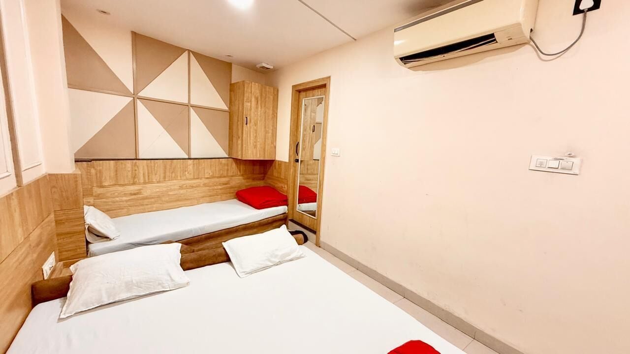 Biancheria da letto di alta qualità, una scrivania, postazione laptop