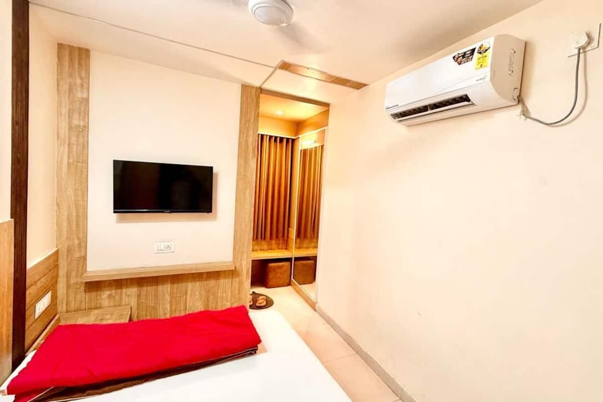 Premium bedding, desk, laptop workspace, soundproofing