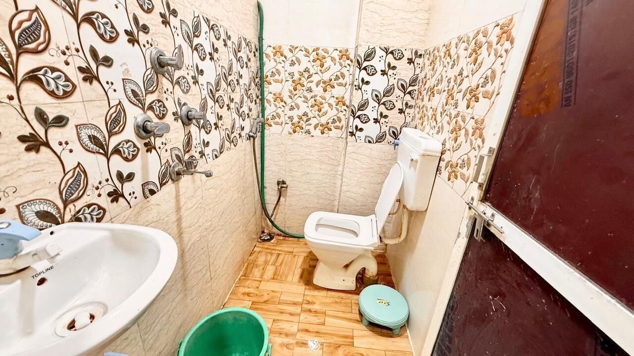 Shower, rainfall showerhead, free toiletries, bidet