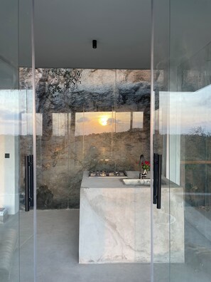 Shower, towels, soap, toilet paper - Stylish Studio with stunning views over the Mangroves in Watamu (Watamu)