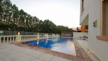 Una piscina al aire libre