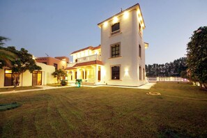 Exterior - 5BR Villa With Private Swimming Pool (Dubai)