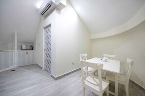 Coffee/tea maker, electric kettle - 5BR Villa With Private Swimming Pool (Dubai)