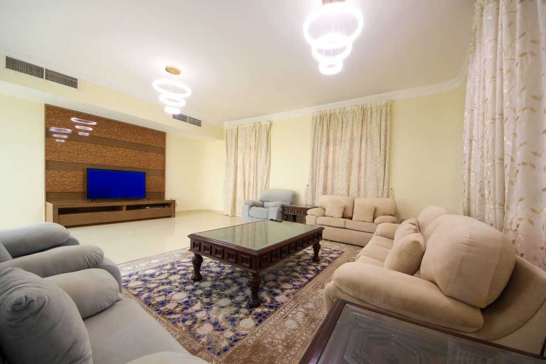 Televisión LED de 64 pulgadas con canales digitales