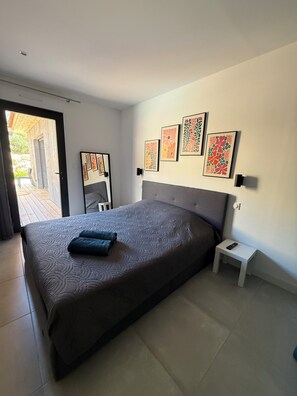 2 Schlafzimmer, Schreibtisch, Bügeleisen/Bügelbrett, Reisekinderbett