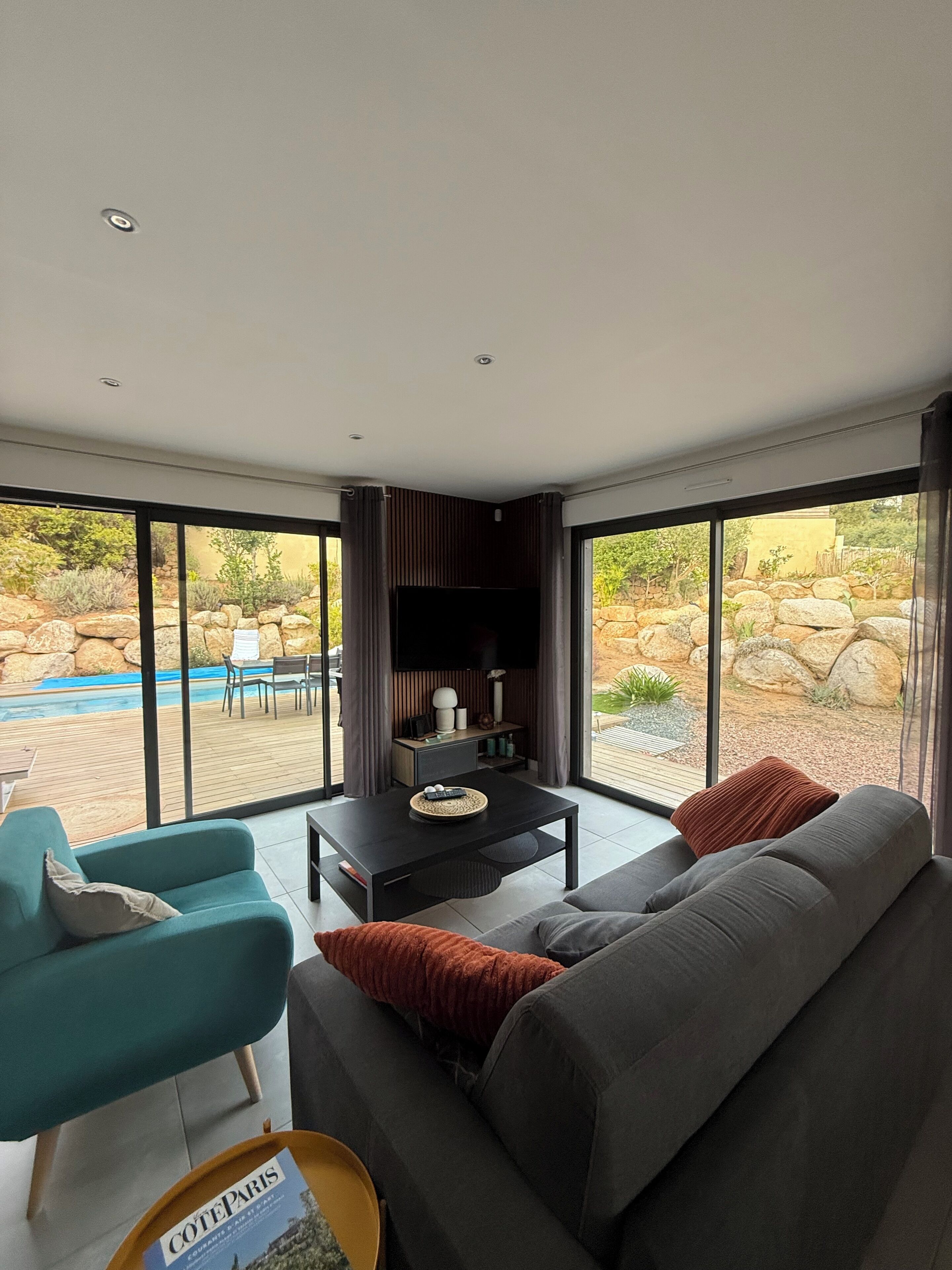 Smart-TV, Bücher, Stereoanlage