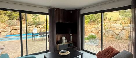 Smart-TV, Bücher, Stereoanlage