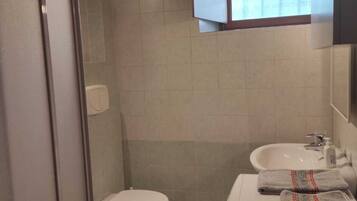 Douche, sĂšche-cheveux, bidet, serviettes fournies