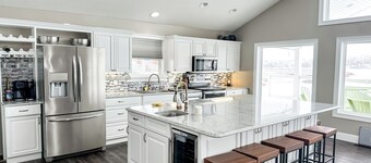 5BR lakefront retreat on Jimmerson—sleeps 12, 3 baths. Bring or rent a boat!