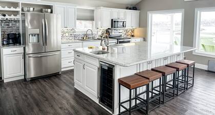 5BR lakefront retreat on Jimmerson—sleeps 12, 3 baths. Bring or rent a boat!