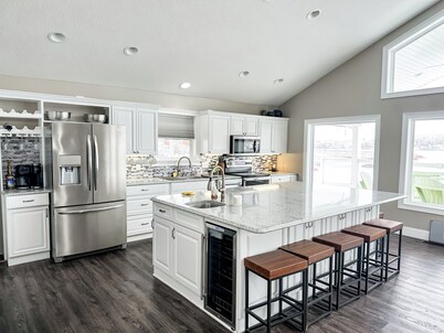 5BR lakefront retreat on Jimmerson—sleeps 12, 3 baths. Bring or rent a boat!