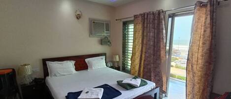 Double Room, City View | Desk, free WiFi