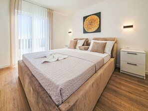 Bett, Interior Design, Möbel, Schlafzimmer, Flooring, Fussboden, Bedding, Bettdecke, Holz, Zimmer