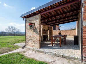 Outdoor dining - Beautiful apartment in villa for 5 guests with WIFI, patio, pets allowed and panoramic view (Penango)