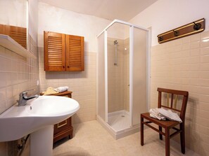 Bathroom - Beautiful apartment in villa for 5 guests with WIFI, patio, pets allowed and panoramic view (Penango)