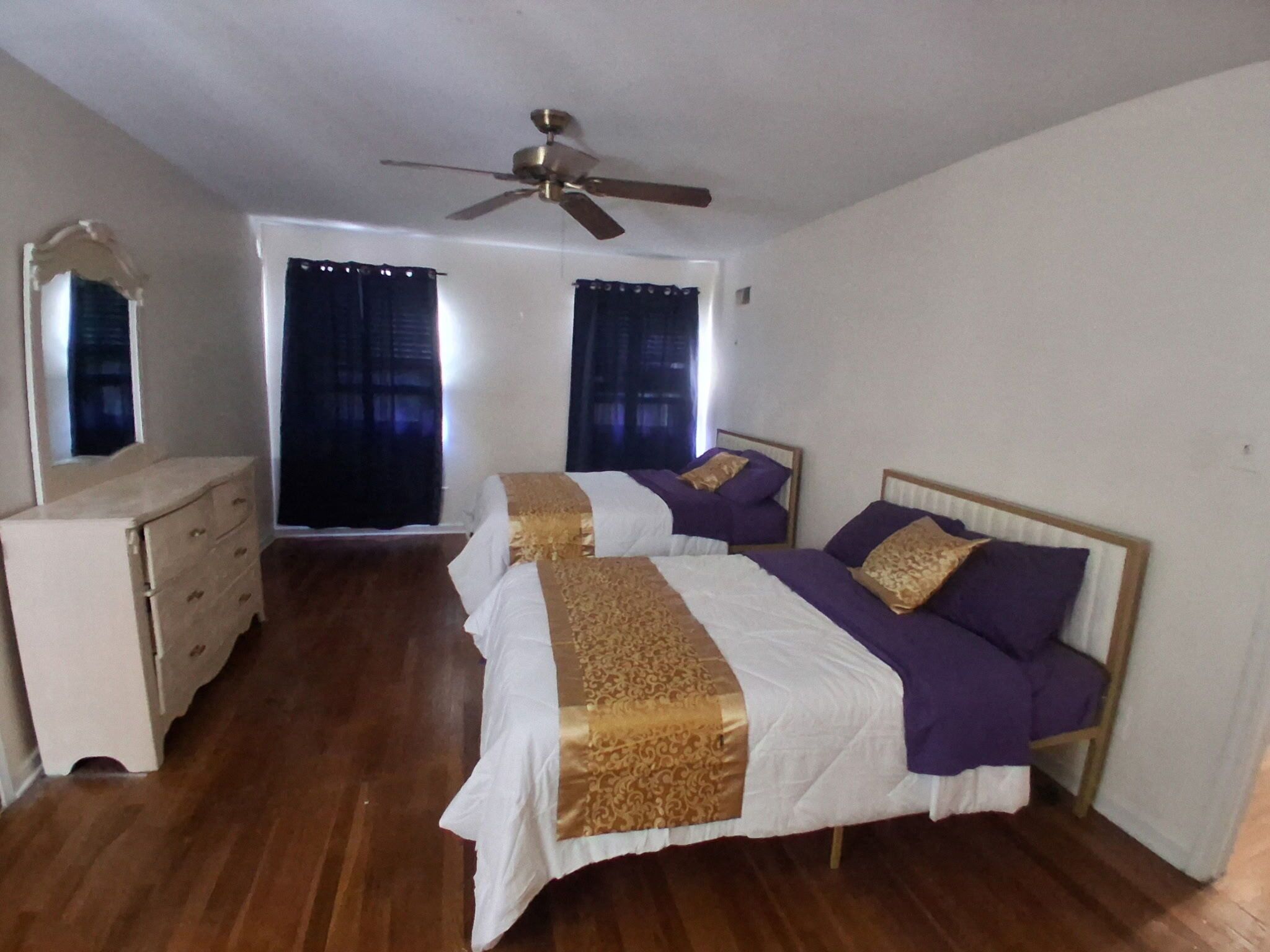 4 makuuhuonetta, silitysrauta/-lauta, ilmainen Wi-Fi, vuodevaatteet