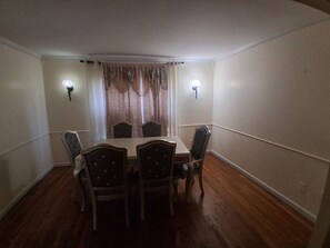Dining - Spacious 4-bedroom house in serene Memphis with AC (Memphis)