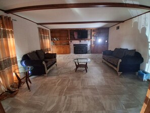 Smart TV - Spacious 4-bedroom house in serene Memphis with AC (Memphis)