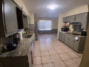 Private kitchen - Spacious 4-bedroom house in serene Memphis with AC (Memphis)