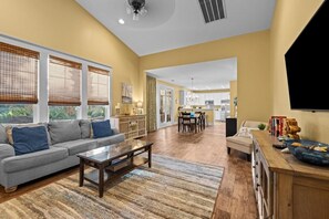TV - 3 Bedroom Home: Beach and Golf  Outings (North Myrtle Beach)