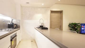 Apartamento, sacada, vista para a cidade | Cozinha privada