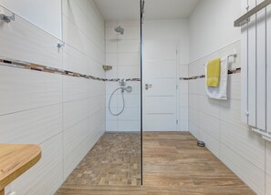 Shower, hair dryer, soap, toilet paper - Modern basement apartment with terrace (Heringsdorf)