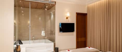 Royal Single Room | Desk, laptop workspace, free WiFi