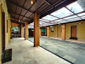 Living area - The Meadows Resorts (Paud)