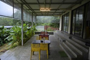 Outdoor dining - The Meadows Resorts (Paud)