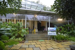 Outdoor dining - The Meadows Resorts (Paud)