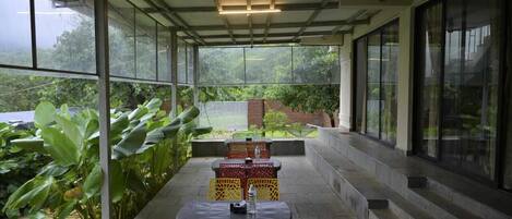 รับประทานอาหารกลางแจ้ง