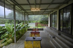 Outdoor dining - The Meadows Resorts (Paud)