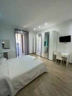 Iron/ironing board, internet, bed sheets - The accommodation Dormire a Napoli Centro Holiday House Casa Vacanza, which is located in Naples (Napoli)