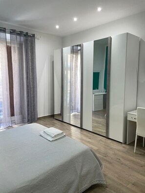 Iron/ironing board, internet, bed sheets - The accommodation Dormire a Napoli Centro Holiday House Casa Vacanza, which is located in Naples (Napoli)