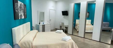 مكواة/لوح كي وخدمة الإنترنت وملاءات أسرّة