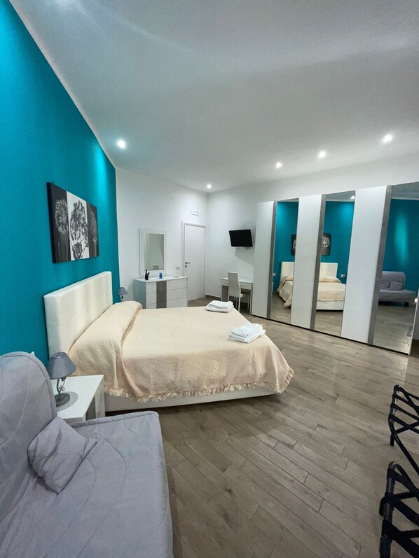 Iron/ironing board, internet, bed sheets - The accommodation Dormire a Napoli Centro Holiday House Casa Vacanza, which is located in Naples (Napoli)