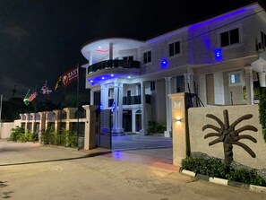Front of property - Zab's Suite Hotel  (Accra)