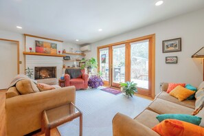 Smart TV, fireplace, DVD player, offices - Cozy brick retreat with hot tub, fireplace, full kitchen, and outdoor hangout space near a park!!! (Blacksburg)