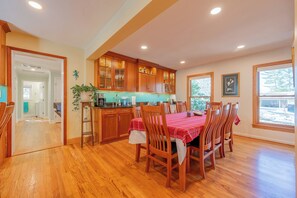 Dining - Cozy brick retreat with hot tub, fireplace, full kitchen, and outdoor hangout space near a park!!! (Blacksburg)